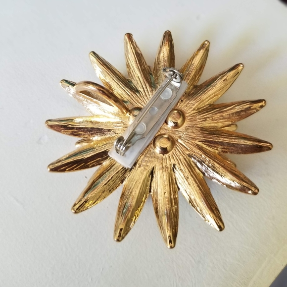 ๐ JEWELLERY 2/$25๐ Vintage Starburst/Flower Brooch - Picture 2 of 2